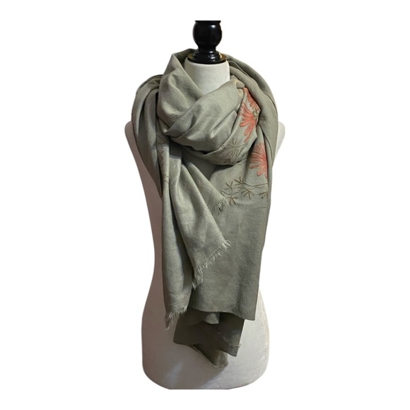 Vintage embroidered wool blend scarf/wrap - Picture 6 of 16